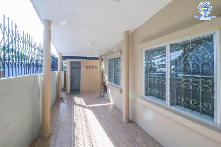 *****บ้านเดี่ยวมือสองย่านนนทบุรี ม.ชลลดา บางบัวทอง หลังมุม! แบรนด์ L&H เนื้อที่เยอะ 62 ตร.ว. ฟังก์ชัน 3 ห้องนอน 2 ห้องน้ำ 2 ที่จอดรถ บ้านชั้นเดียวตกแต่งใหม่ สไตล์รีสอร์ท มีห้องน้ำแยก บนทำเลดี ติดถ.บางกรวย-ไทรน้อย ใกล้รถไฟฟ้าสายสีม่วง "สถานีบางพลู"